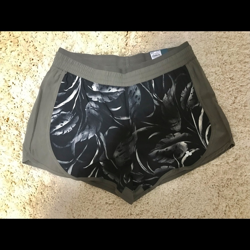 TEK GEAR WORKOUT GEAR, SIZE LARGE, MID-RISE SHORTS